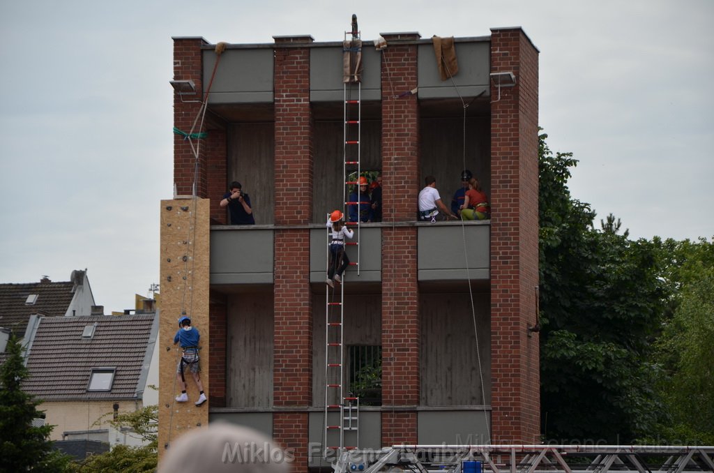 Tag der Offenen Tuer BF Koeln Weidenpesch Scheibenstr P680.JPG